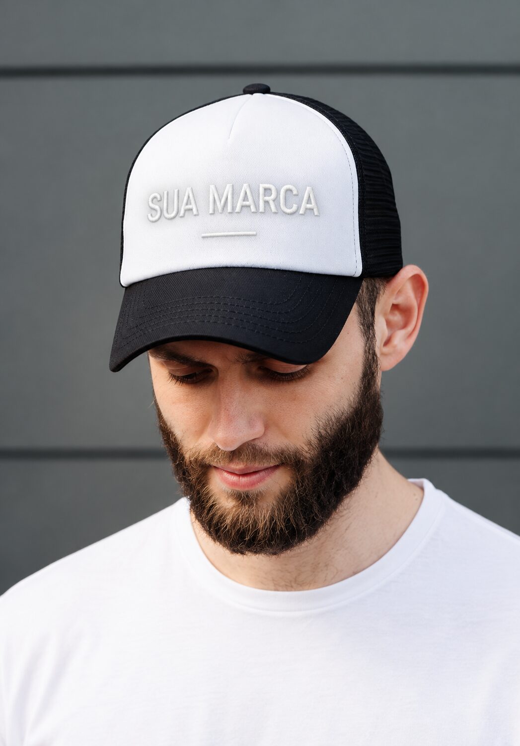 Boné personalizado em destaque com bordado Sua Marca