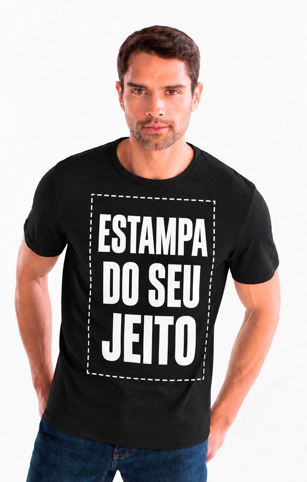 Camisetas personalizadas: estampa do seu jeito Homem com camiseta preta e estampa grande: ESTAMPA DO SEU JEITO