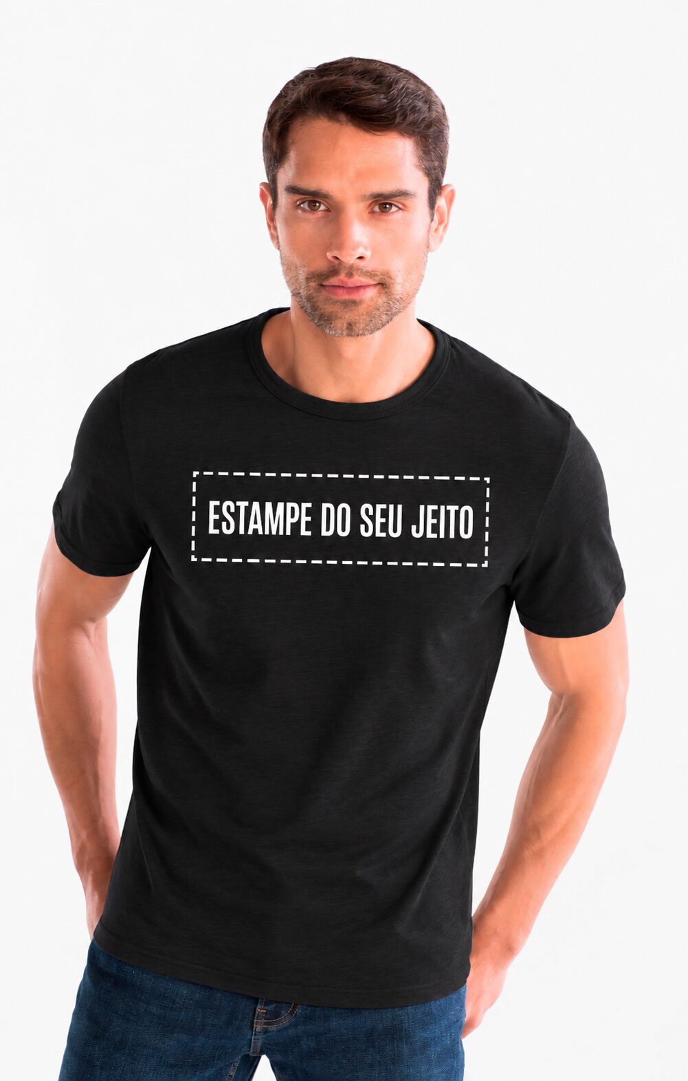 Homem com camiseta preta personalizada com a frase Estampe do seu jeito